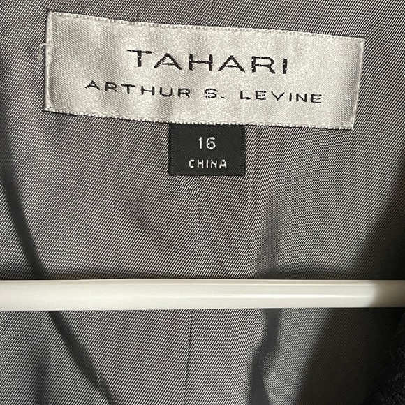 Tahari NWOT size 16 two-piece suit in navy - Picture 3 of 6